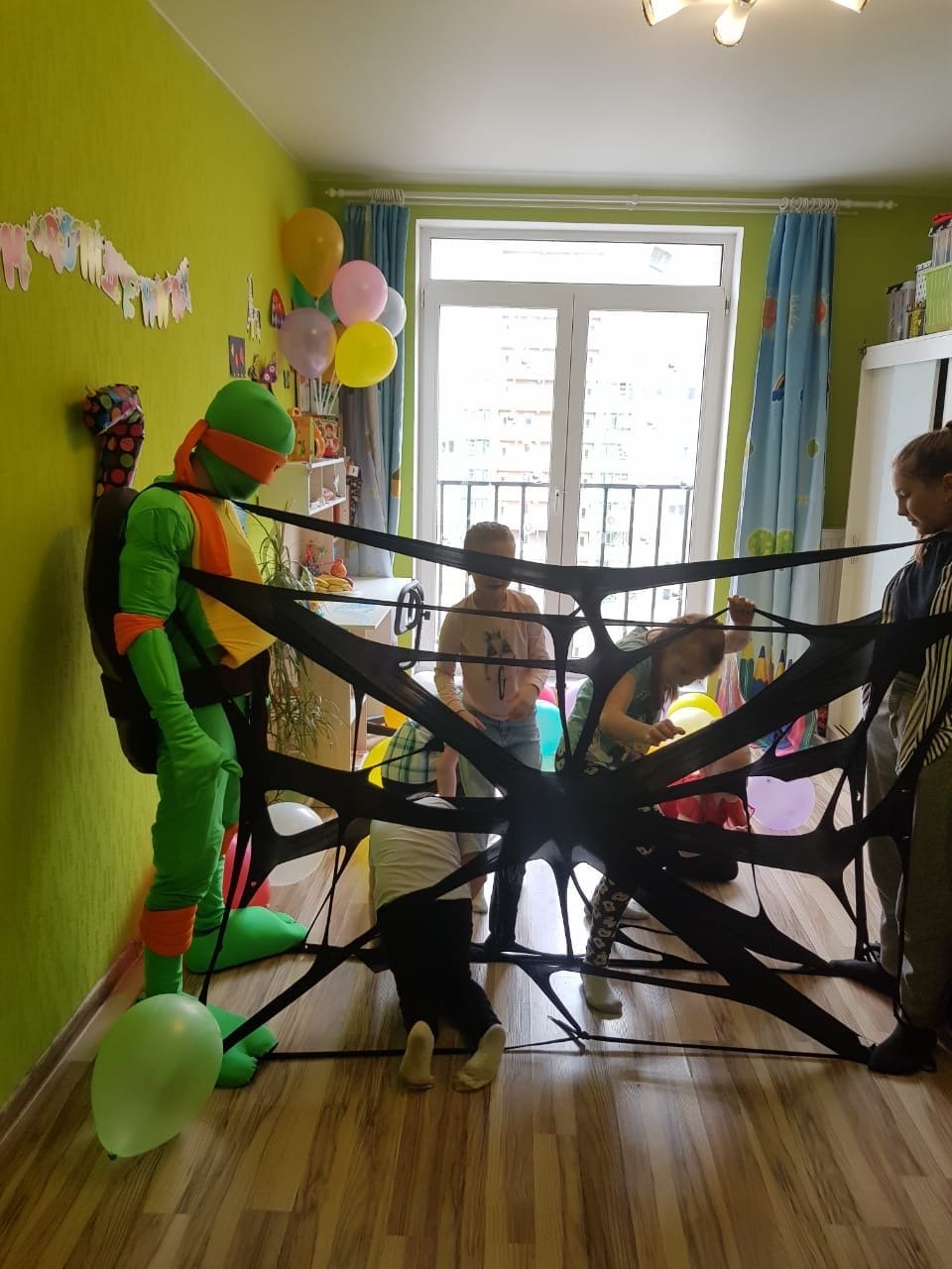 Аниматор играет с ребёнком дома в Санкт-Петербурге