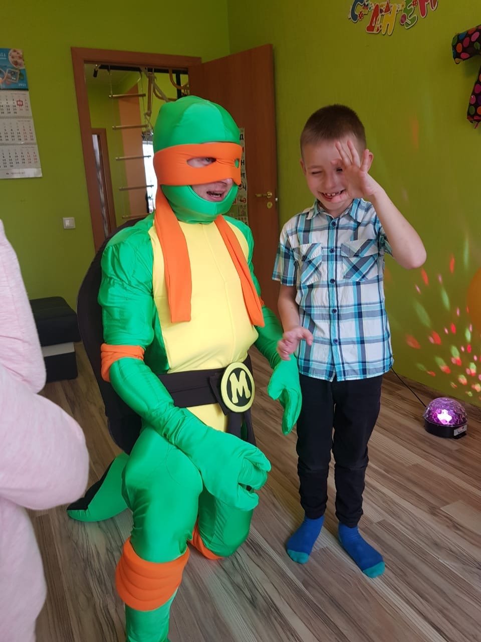 Аниматор и мальчик в игровой комнате на детском празднике